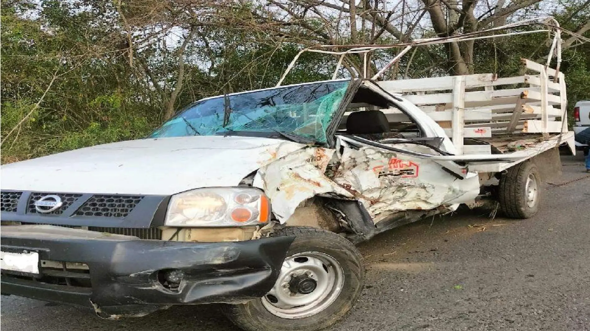 Mujer pierde la vida al impactarse su camioneta